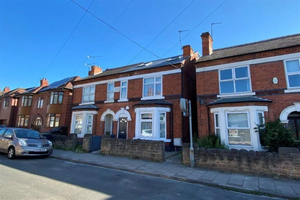 6 bedroom semi-detached house for rent