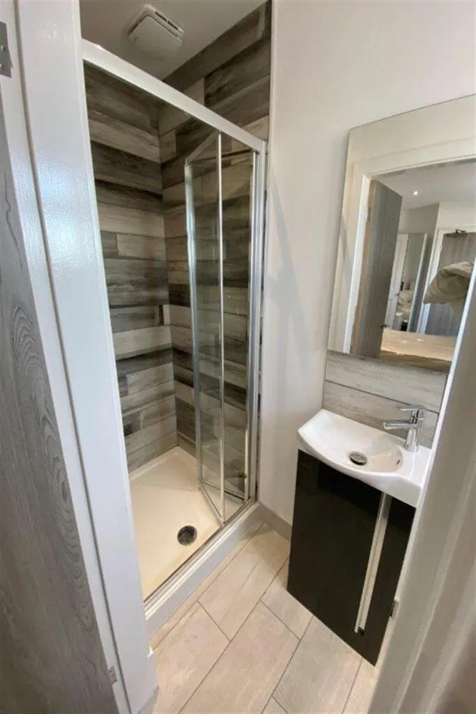 6 bedroom semi-detached house for rent