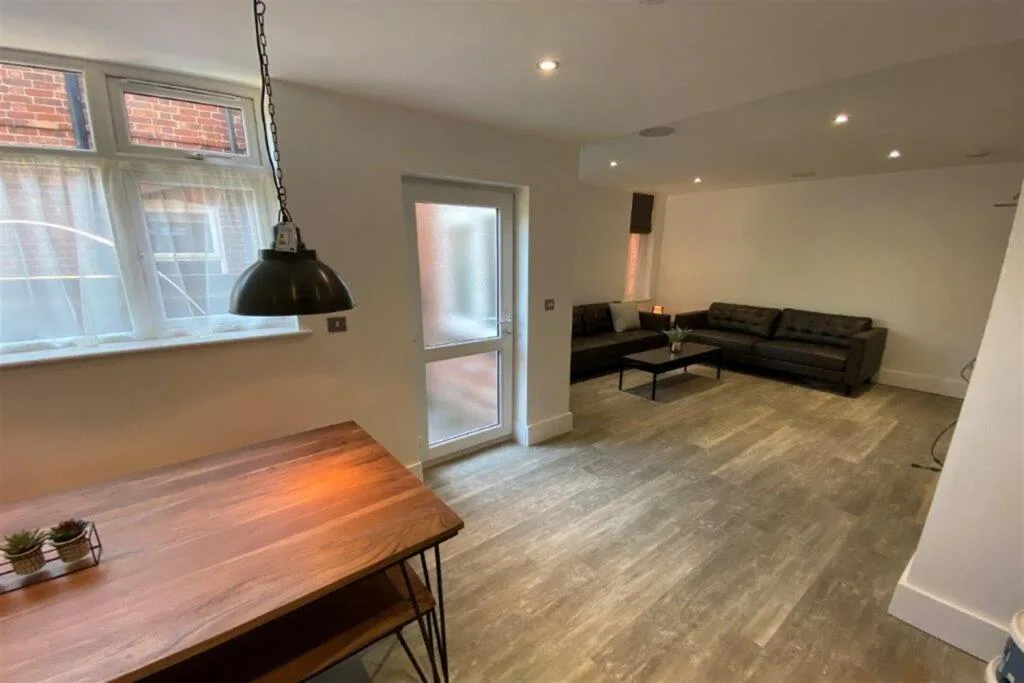 6 bedroom semi-detached house for rent