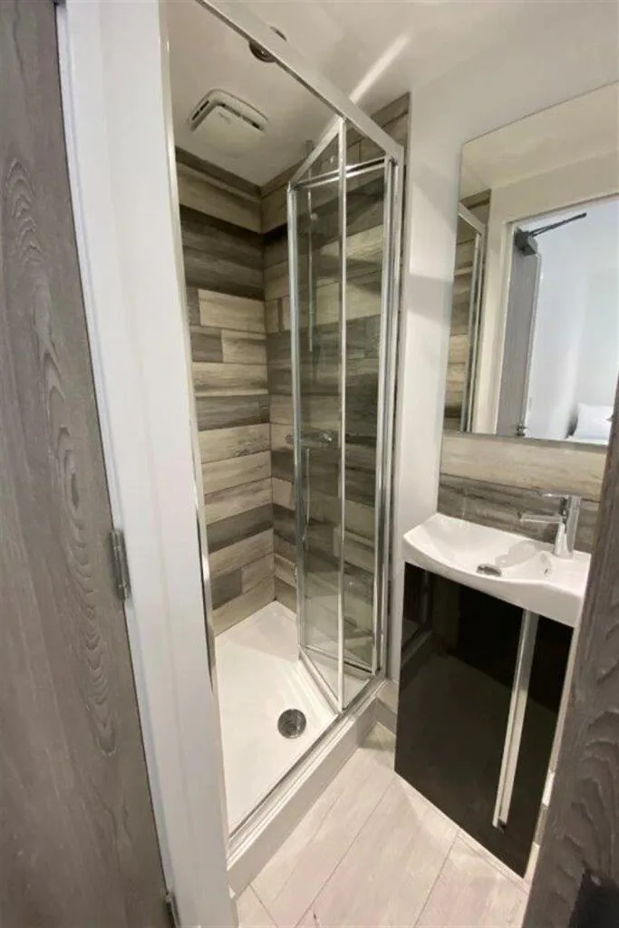 6 bedroom semi-detached house for rent