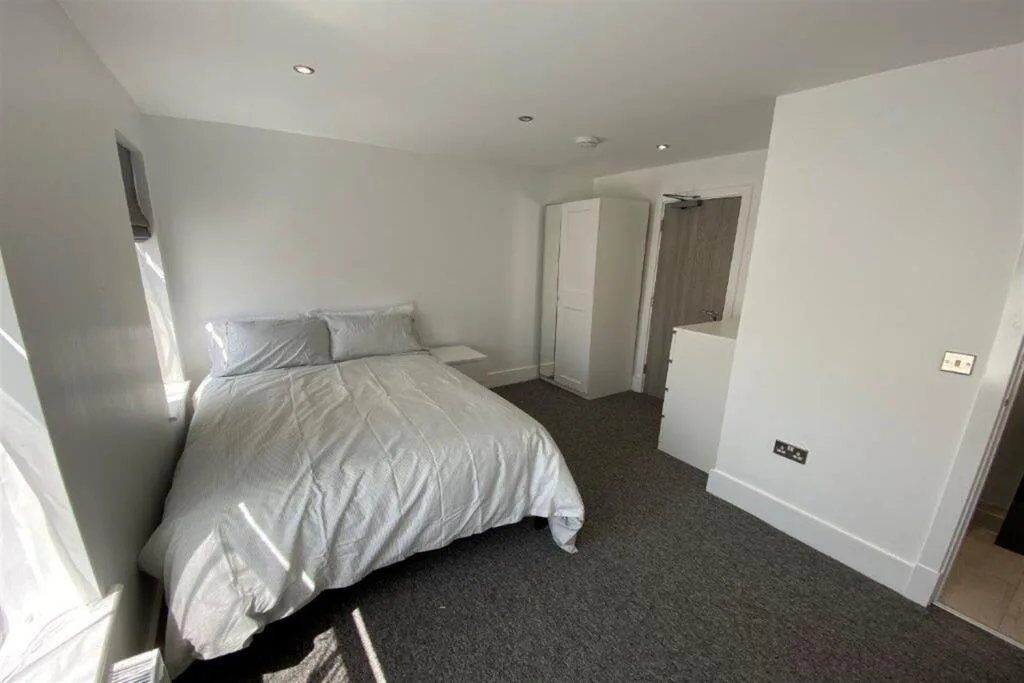 6 bedroom semi-detached house for rent