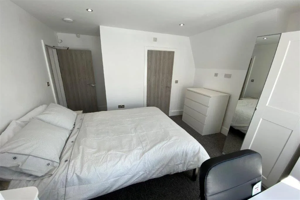 6 bedroom semi-detached house for rent