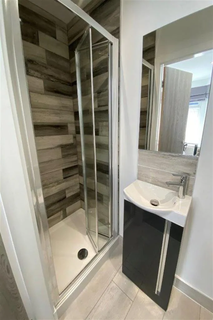 6 bedroom semi-detached house for rent