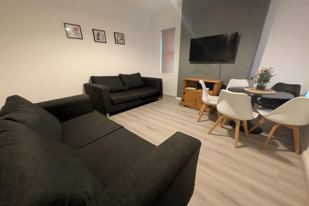 5 bedroom semi-detached house for rent