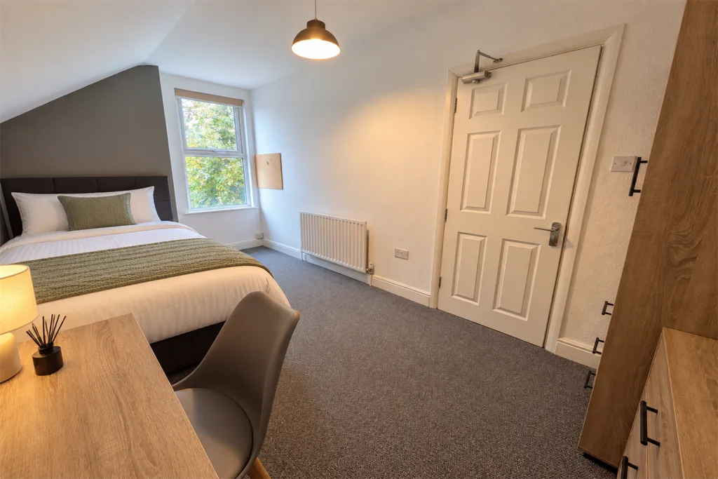 5 bedroom semi-detached house for rent