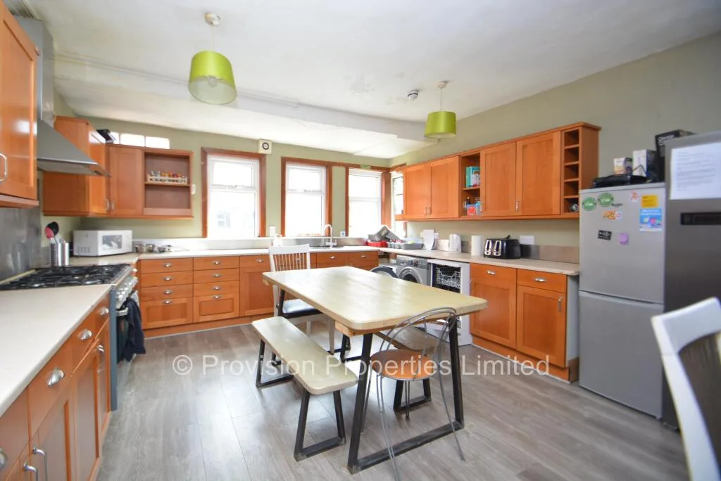 8 bedroom terraced house for rent