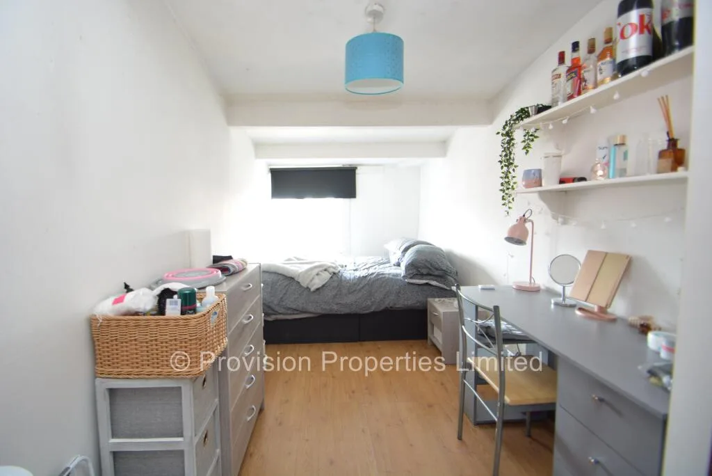 8 bedroom terraced house for rent
