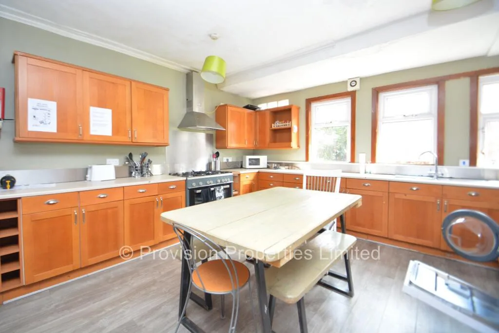 8 bedroom terraced house for rent