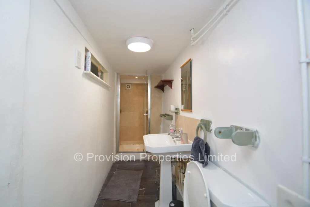 8 bedroom terraced house for rent
