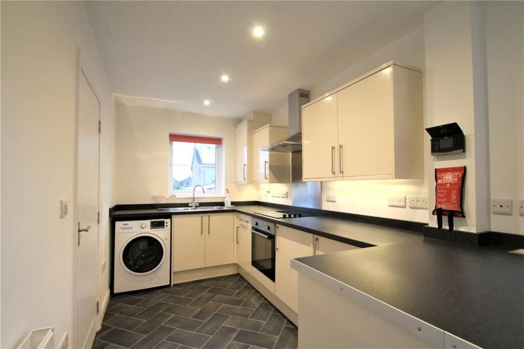 4 bedroom semi-detached house for rent