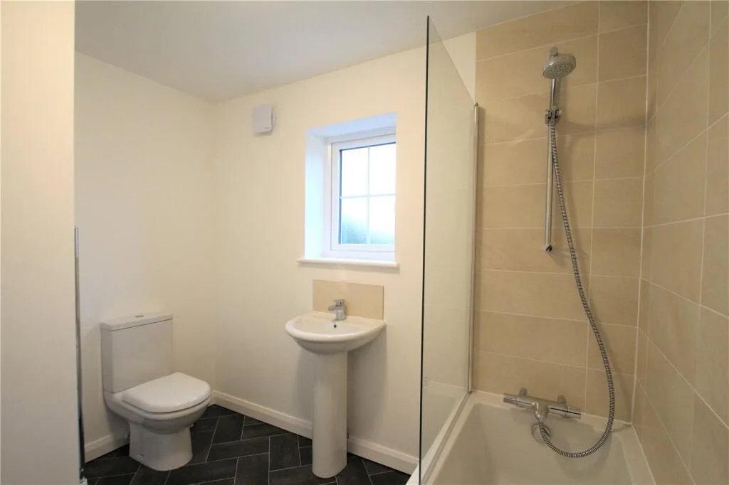 4 bedroom semi-detached house for rent