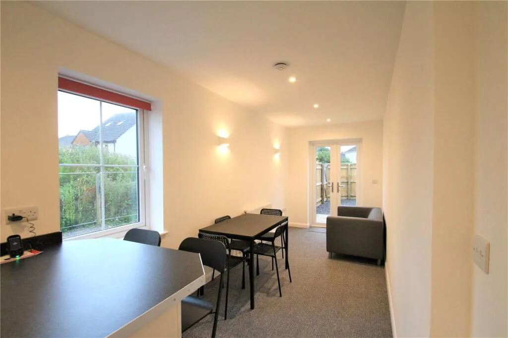 4 bedroom semi-detached house for rent