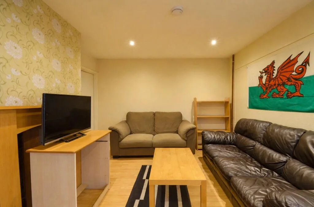 6 bedroom semi-detached house for rent