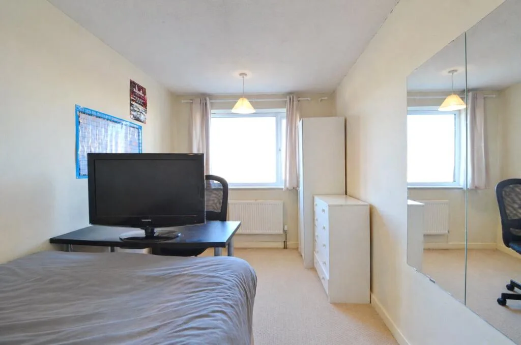 6 bedroom semi-detached house for rent
