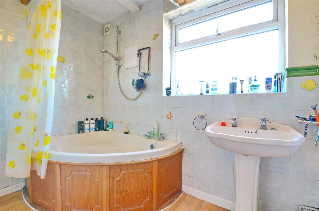 6 bedroom semi-detached house for rent