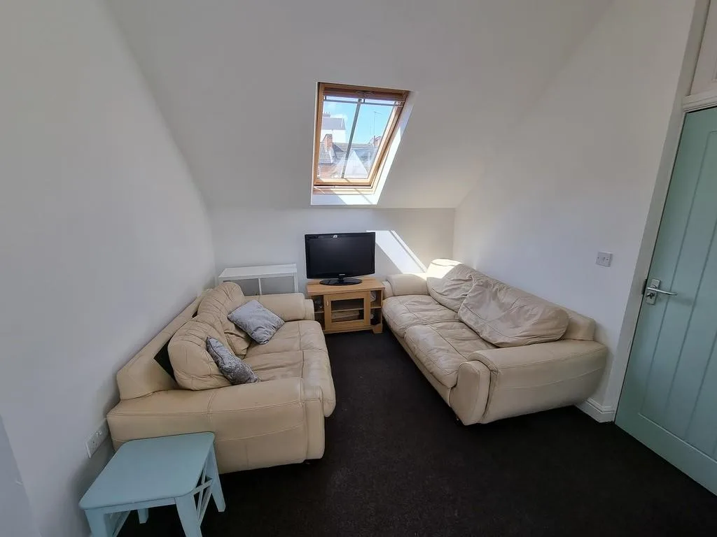 6 bedroom flat for rent