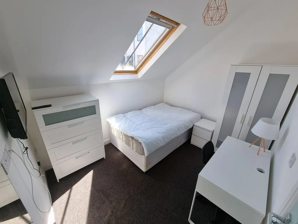 6 bedroom flat for rent