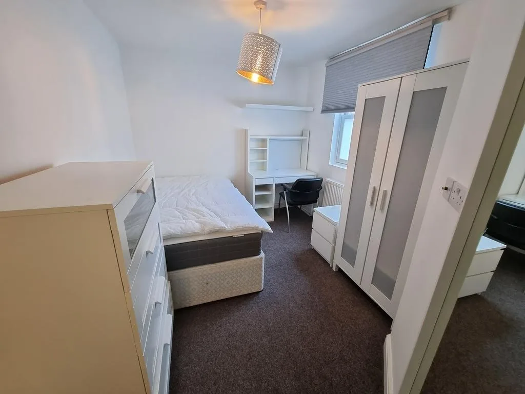 6 bedroom flat for rent