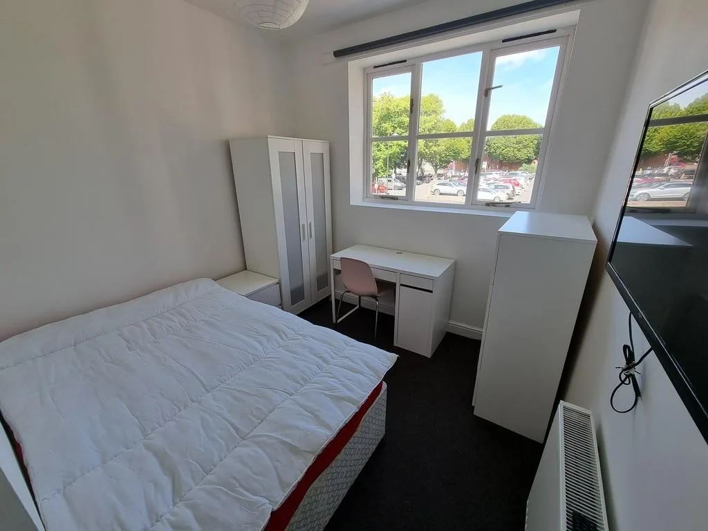 6 bedroom flat for rent