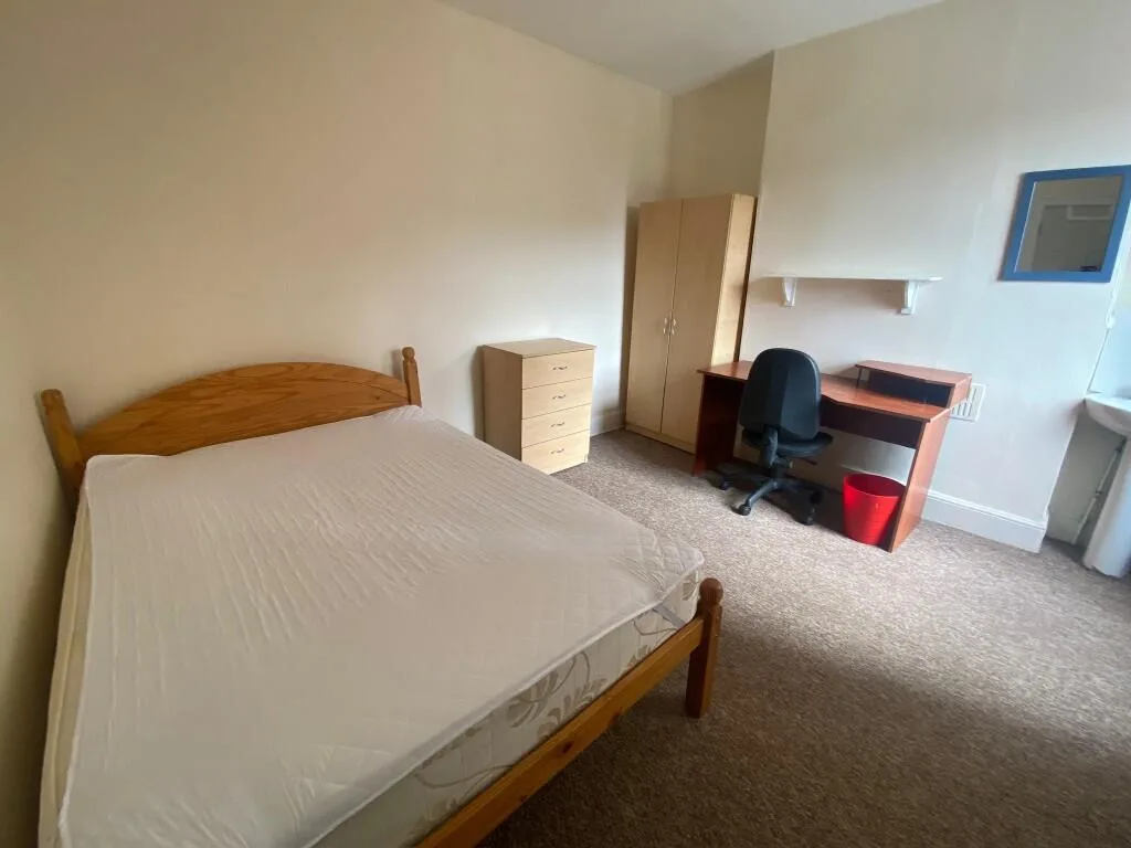 7 bedroom end of terrace house for rent