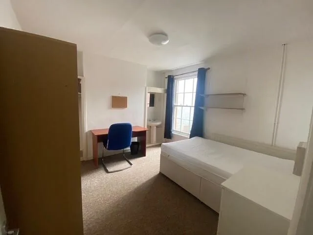 7 bedroom end of terrace house for rent