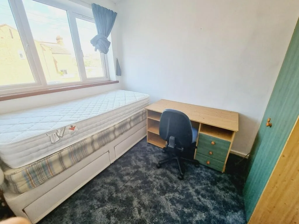 5 bedroom semi-detached house for rent