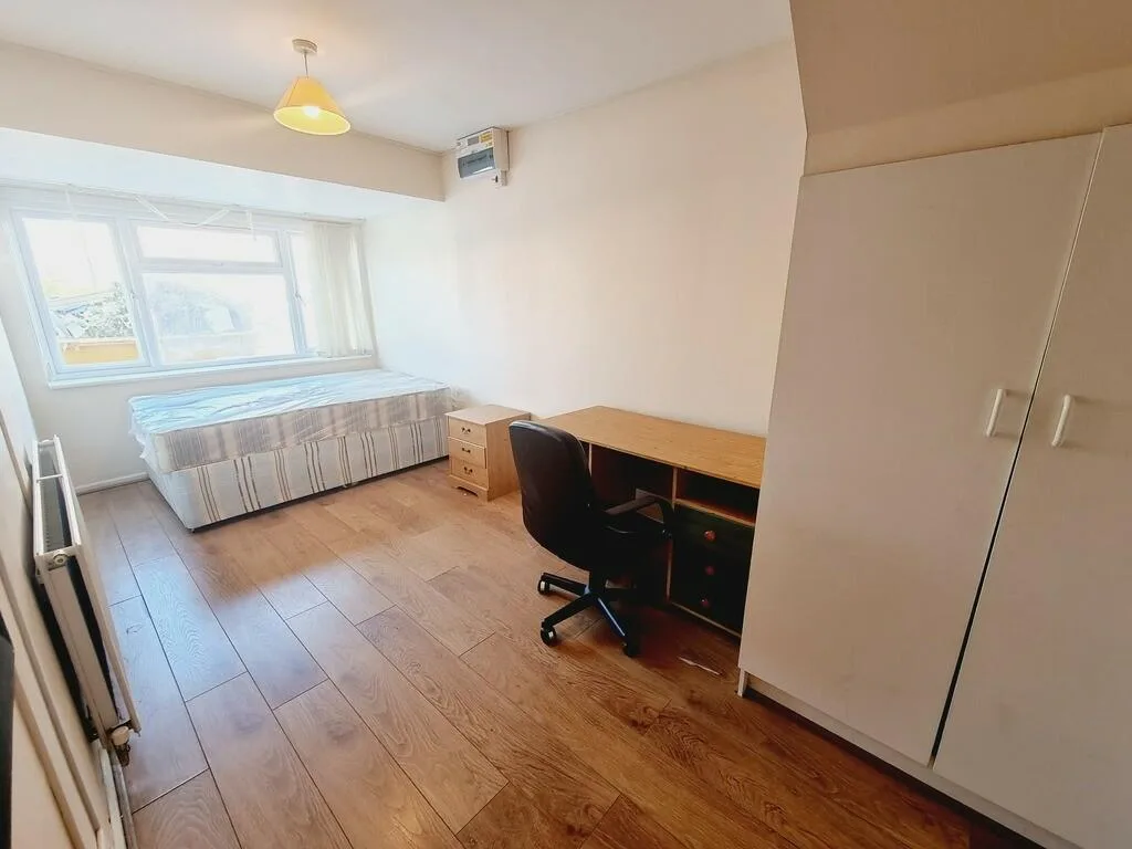 5 bedroom semi-detached house for rent