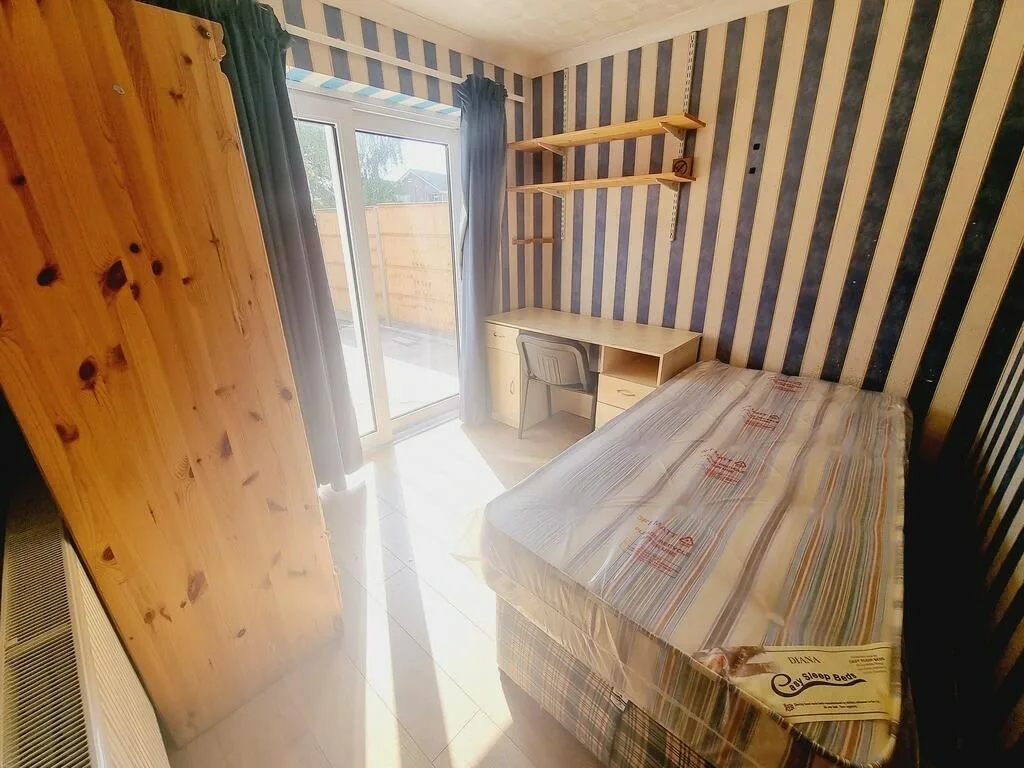 5 bedroom semi-detached house for rent