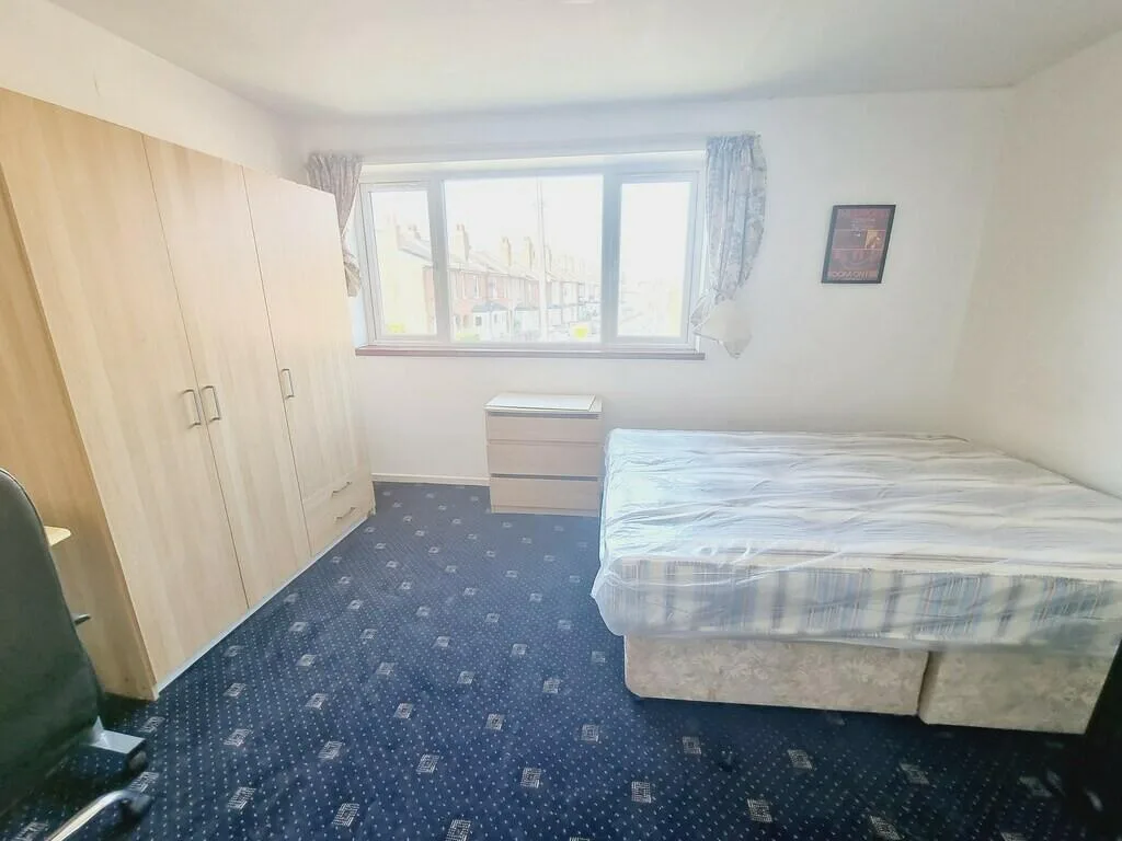 5 bedroom semi-detached house for rent