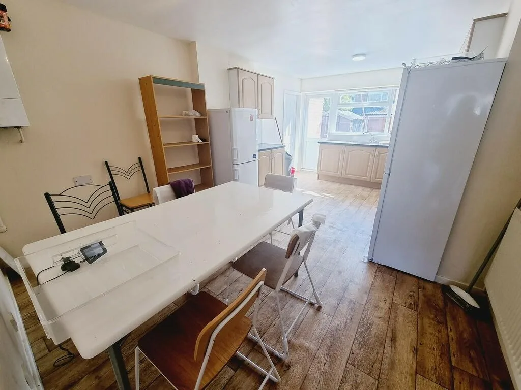 5 bedroom semi-detached house for rent