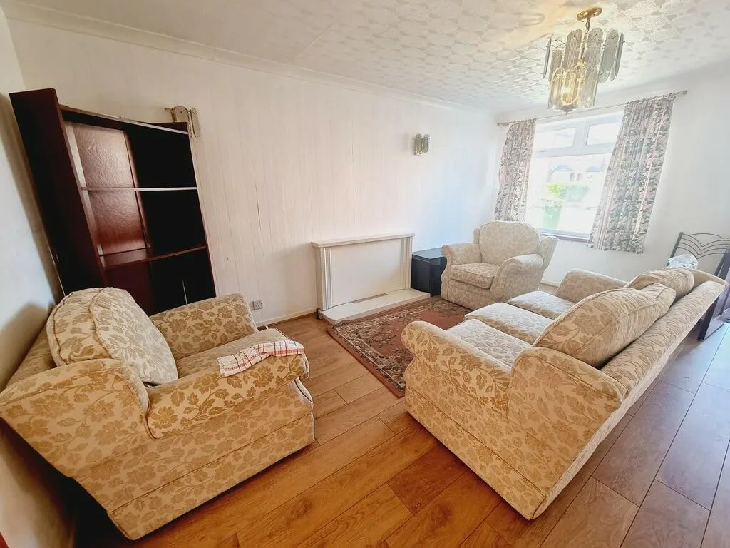 5 bedroom semi-detached house for rent
