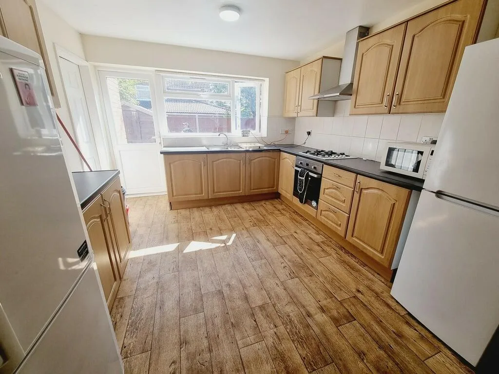 5 bedroom semi-detached house for rent