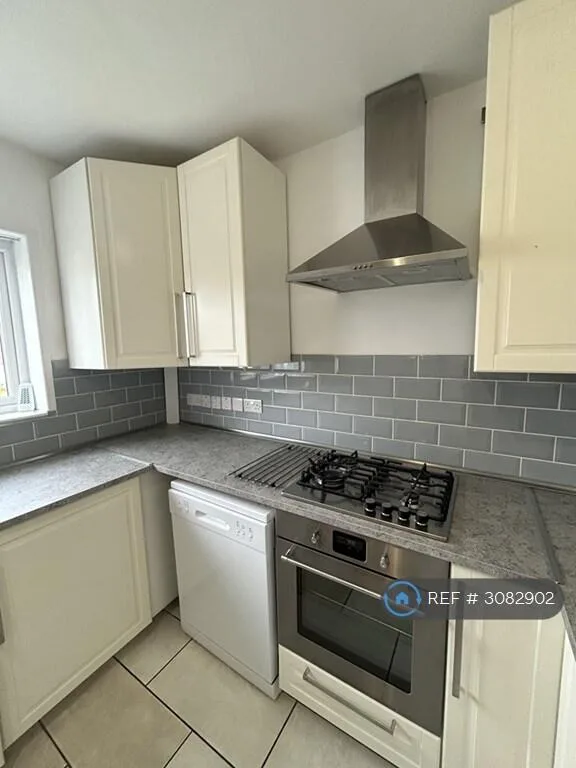 4 bedroom semi-detached house for rent