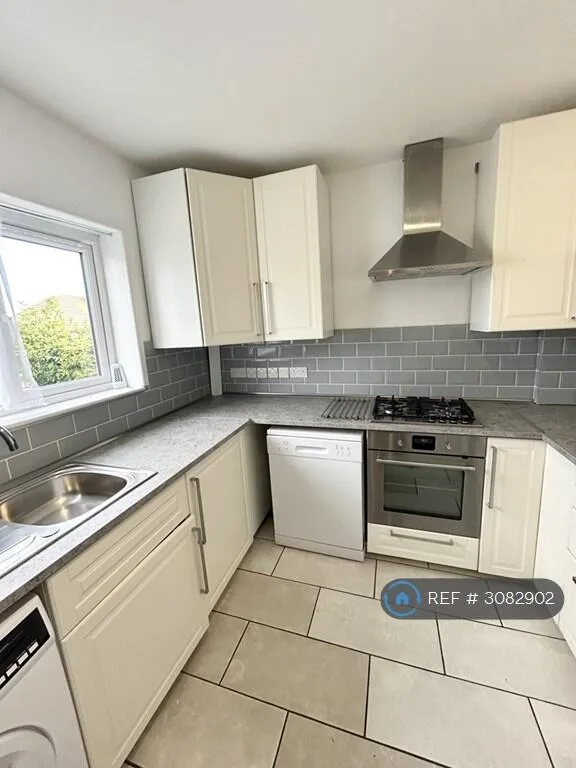 4 bedroom semi-detached house for rent