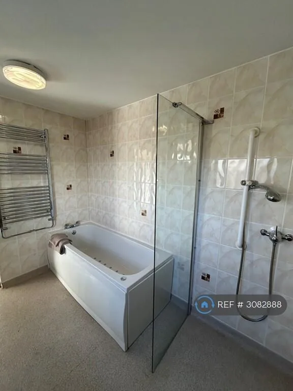 4 bedroom semi-detached house for rent