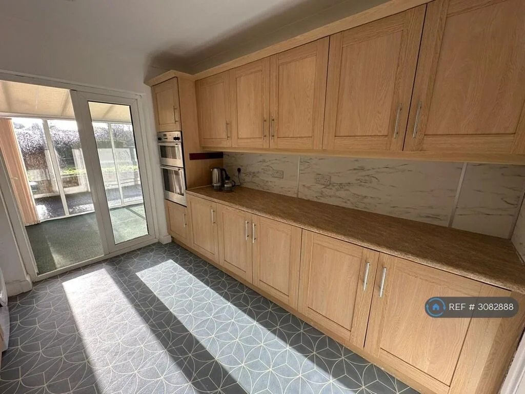 4 bedroom semi-detached house for rent