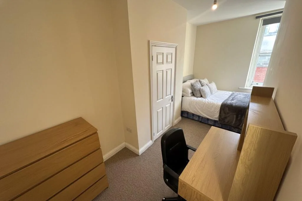 6 bedroom maisonette for rent