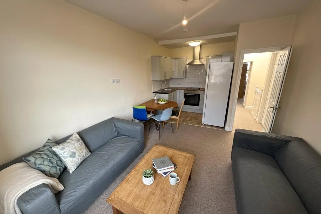 6 bedroom maisonette for rent