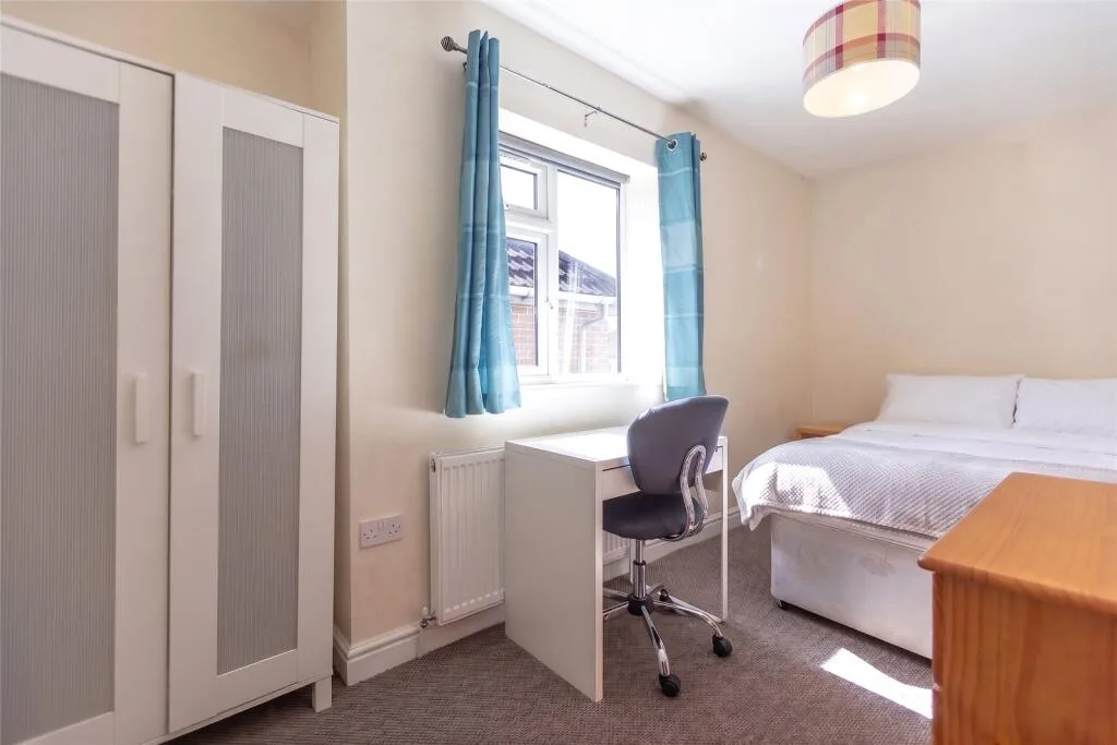 4 bedroom end of terrace house for rent