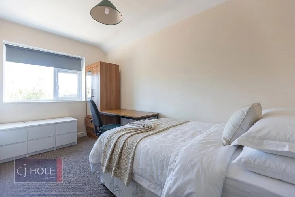 4 bedroom end of terrace house for rent