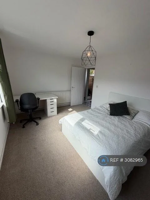 5 bedroom semi-detached house for rent