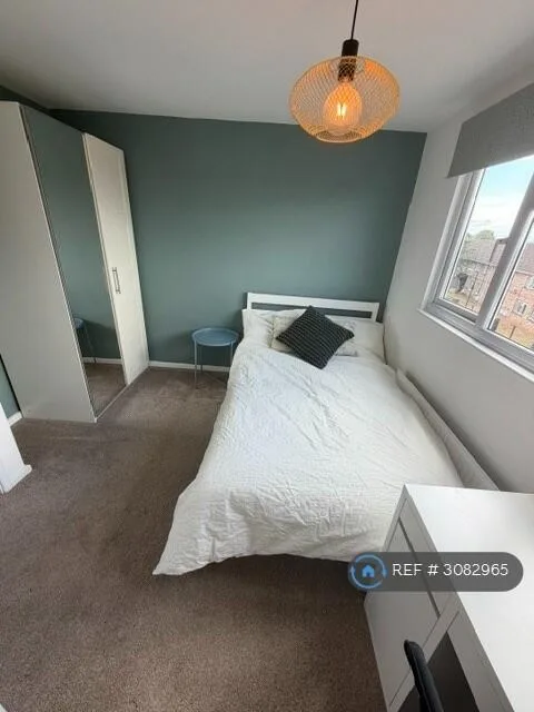 5 bedroom semi-detached house for rent
