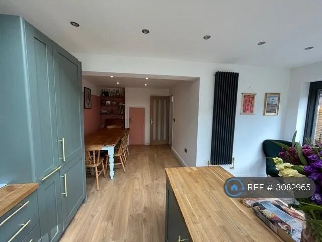 5 bedroom semi-detached house for rent