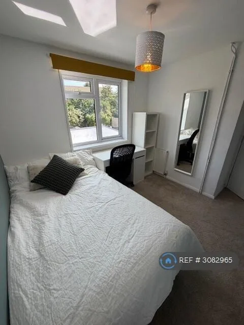 5 bedroom semi-detached house for rent