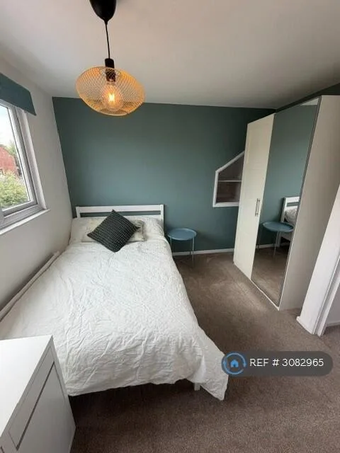 5 bedroom semi-detached house for rent