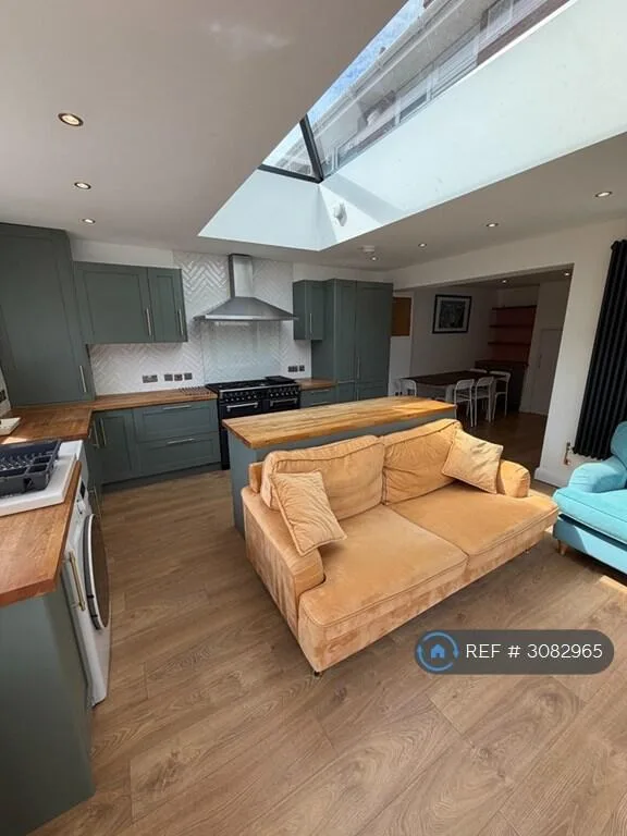 5 bedroom semi-detached house for rent