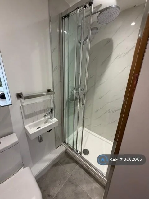 5 bedroom semi-detached house for rent
