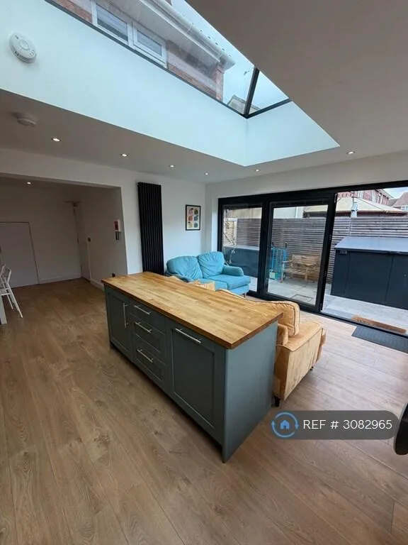 5 bedroom semi-detached house for rent
