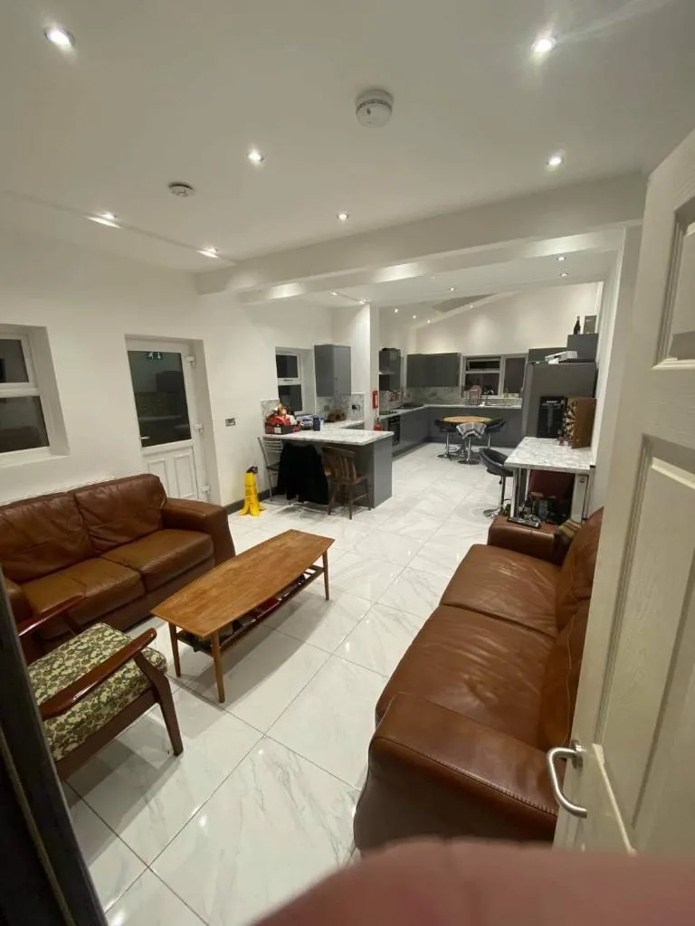 8 bedroom semi-detached house for rent