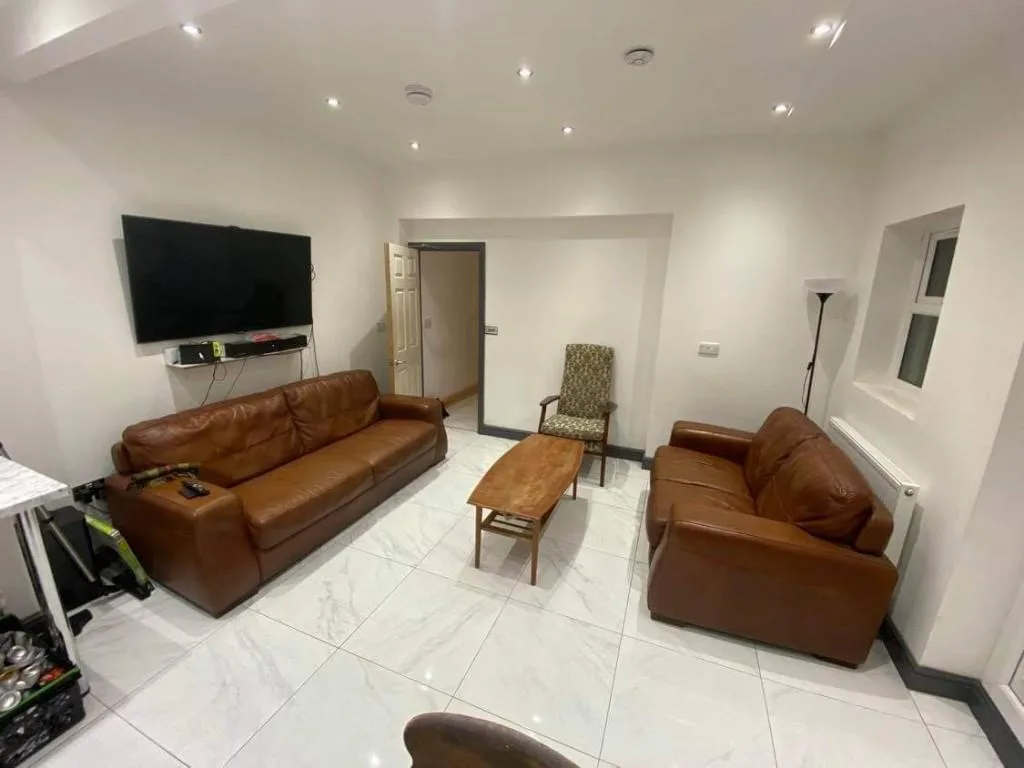 8 bedroom semi-detached house for rent